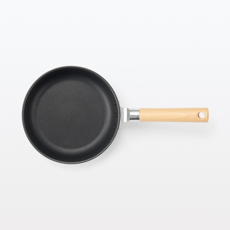 일본 무인양품 가스불 전용 굽는 면이 넓은 잘 눌어붙지 않는 얕은 프라이팬 20cm